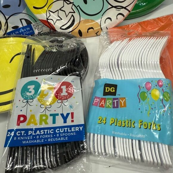 D11 Party City Party Decorations- 9 piece Smiley Face Birthday variety party su - Picture 2 of 4